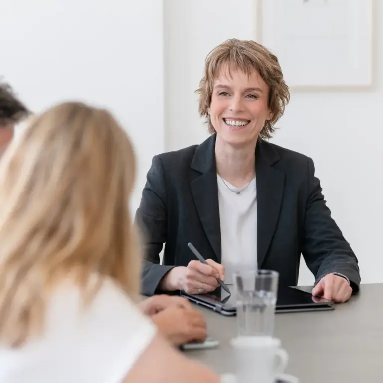 Notarin Dr. Julia Jonas berät Mandanten beim Immobilienkauf in einem persönlichen Gespräch