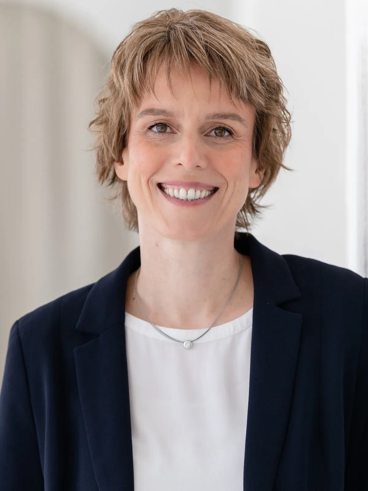 Porträt von Notarin Dr. Julia Jonas in ihrer Kanzlei in Schenefeld bei Itzehoe
